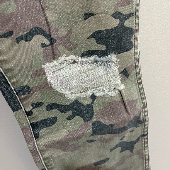 Kut from the Kloth Reese Fab Ab Ripped Camo Print High Waist Jeans Size 2 - Picture 4 of 8